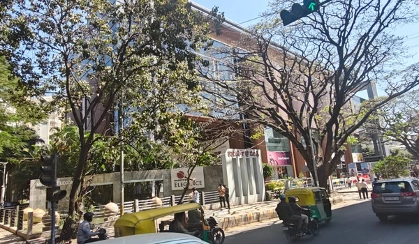 Traffic moving past the scenic, well-developed commercial stretch featuring Mantri Elegance and premium brand stores just minutes from Godrej Castillo